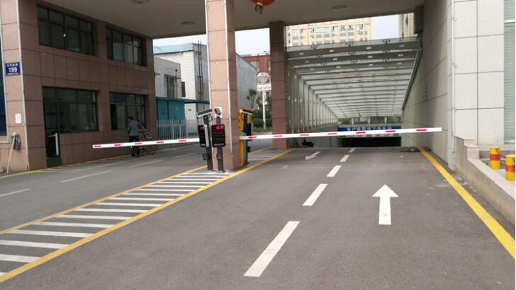 智能車(chē)牌識(shí)別停車(chē)場(chǎng)管理系統(tǒng)