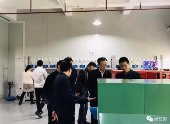 車書記一行參觀生產(chǎn)設(shè)備組裝與老化測試流程