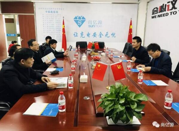 車書記一行在會議室聆聽總經(jīng)理饒細(xì)輝總結(jié)報告