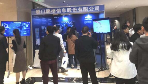 前來路橋信息展位參觀咨詢的人絡繹不絕