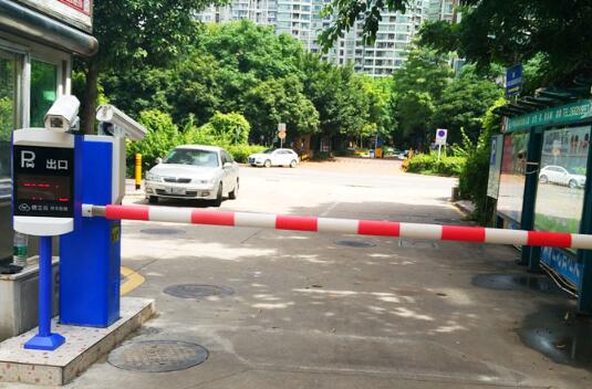 深圳弘都世紀(jì)公寓車牌識(shí)別系統(tǒng)案例 - 中出網(wǎng)-智能出入口與停車充電門戶