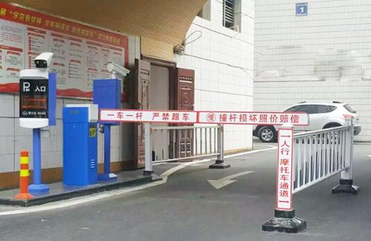 武漢西岸故事車牌識別系統(tǒng)案例 - 中出網(wǎng)-智能出入口與停車充電門戶