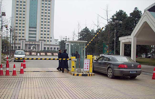 成都市溫江區(qū)西南財(cái)經(jīng)大學(xué)道閘案例 - 中出網(wǎng)-智能出入口與停車充電門(mén)戶