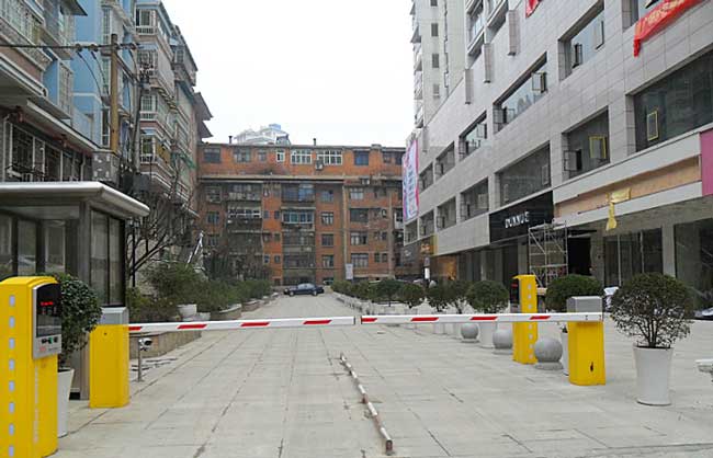 凱里嘉瑞生活廣場道閘案例 - 中出網(wǎng)-智能出入口與停車充電門戶