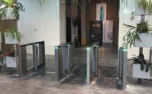 北京東方園林大廈通道閘案例 - 中出網(wǎng)-智能出入口與停車充電門戶