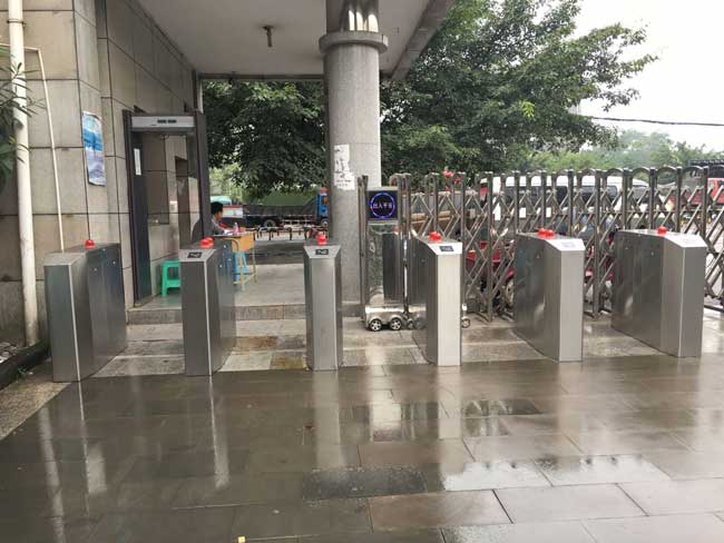 重慶農(nóng)業(yè)大學通道閘案例 - 中出網(wǎng)-智能出入口與停車充電門戶