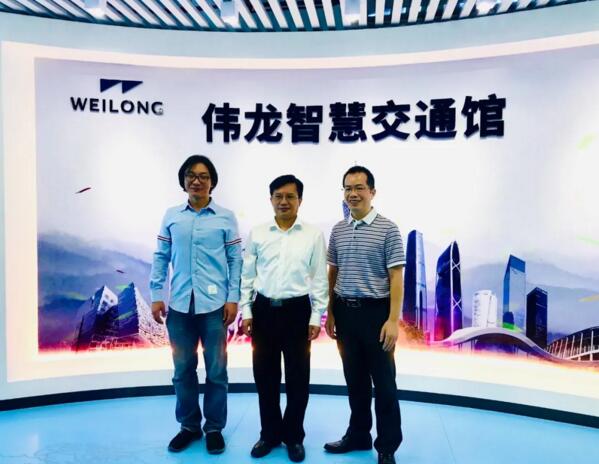 廣州黃埔區(qū)常務(wù)副區(qū)長(zhǎng)毛松柏一行蒞臨偉龍科技參觀指導(dǎo)