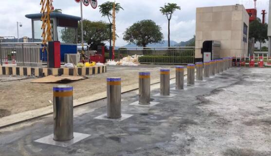 青島學(xué)校防沖撞升降柱確保師生出入安全，秩序井然