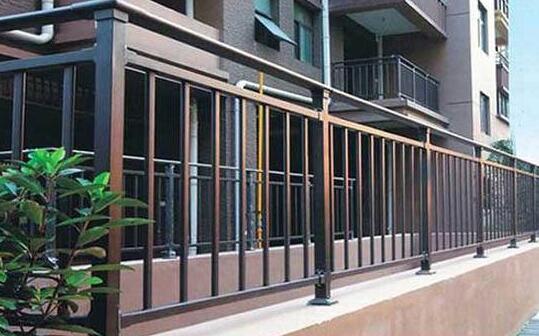 張家口出安智能為榮盛·宣化高鐵新城添上護(hù)欄