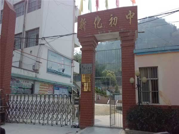 慶賀百色出安智能伸縮門進(jìn)駐百色新化中學(xué)