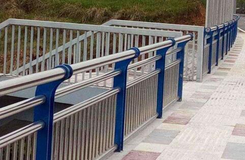 陽泉金屬梁柱式防撞護(hù)欄支持定制