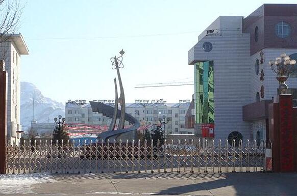 恭賀烏海市第六中學(xué)大門口安裝上烏海出安智能電動伸縮門